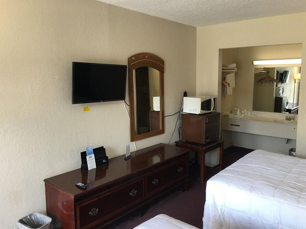 Days Inn By Wyndham Statesville Dış mekan fotoğraf