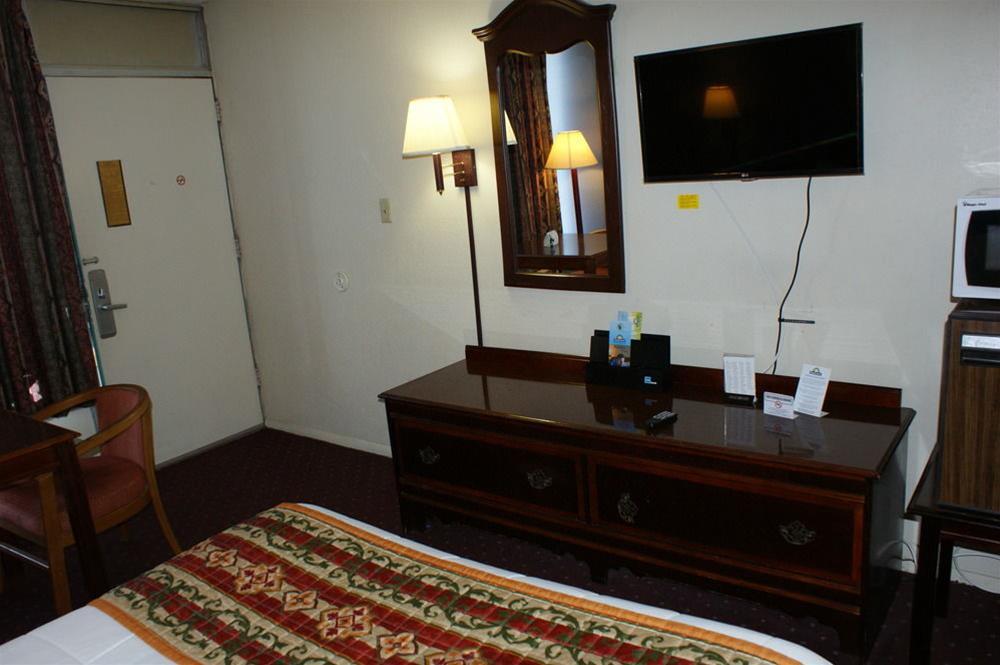 Days Inn By Wyndham Statesville Dış mekan fotoğraf