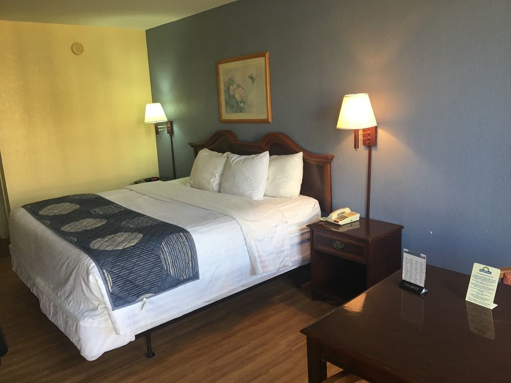 Days Inn By Wyndham Statesville Dış mekan fotoğraf