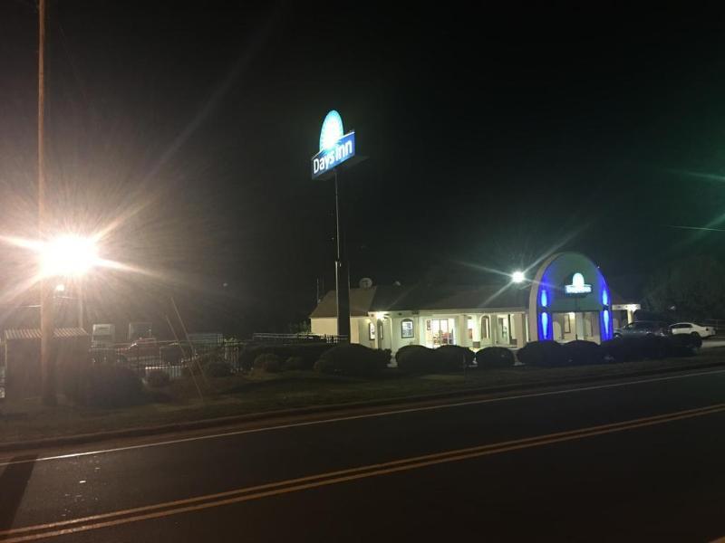 Days Inn By Wyndham Statesville Dış mekan fotoğraf