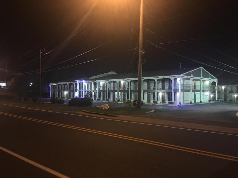 Days Inn By Wyndham Statesville Dış mekan fotoğraf